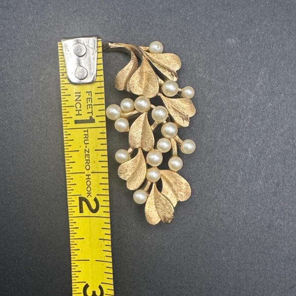 Vintage Trifari feather drop gold earrings,leaf bracelet,pearl brooch set of 3 - Picture 9 of 10